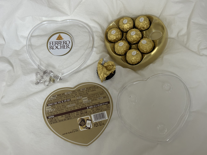 페레로로쉐 하트 8구 제품에서 초콜릿 1개를 뜯는 데 발생한 쓰레기는 총 6개에 달했다. 재활용도 모두 불가능했다. 조현희기자