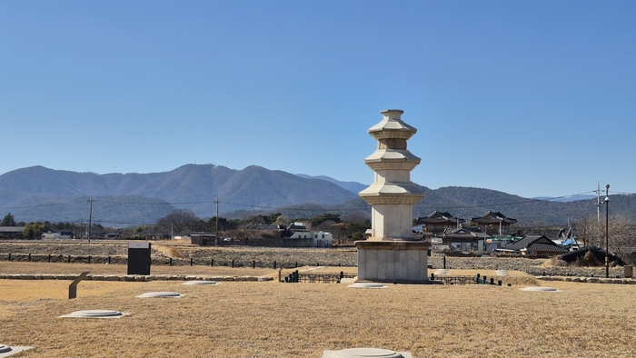경주 교동 천관사지 팔각삼층석탑. 도당산 서쪽 기슭 들판에 자리한 절터로 현재는 복원된 석탑과 유구만 남아 있다. 장성재기자 blowpaper@yeongnam.com