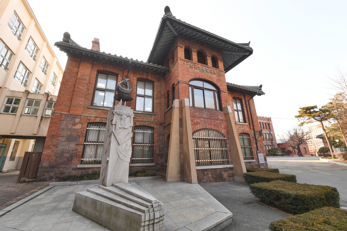 계성학교 아담스관과 3·1운동 기념탑. 계성학교의 설립자인 아담스의 이름을 따, 1908년 지어졌다. 근대식 건축물로서 역사적 의미와 시대성을 반영하는 귀중한 건물로 대구시 유형문화재로 지정돼 있다.  박관영기자 zone5@yeongnam.com