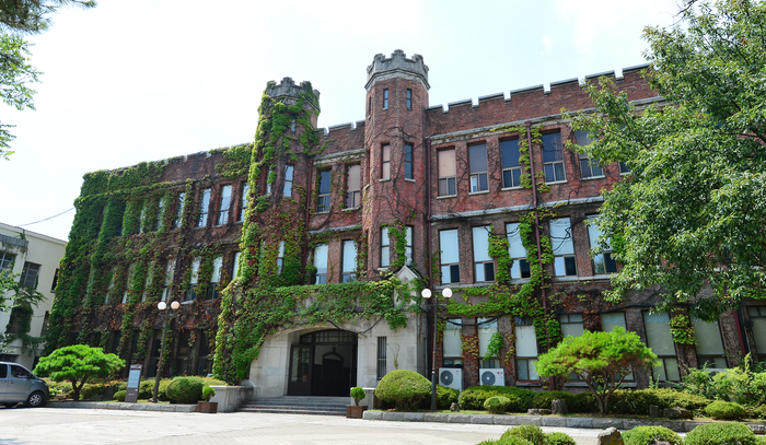계성학교 아담스관과 맥퍼슨관 사이에 학교 본관으로 사용되던 핸더슨관. 5대 교장이자 직접 설계와 공사 감독을 한 핸더슨의 이름을 따 1931년 건립됐다. <영남일보 DB>