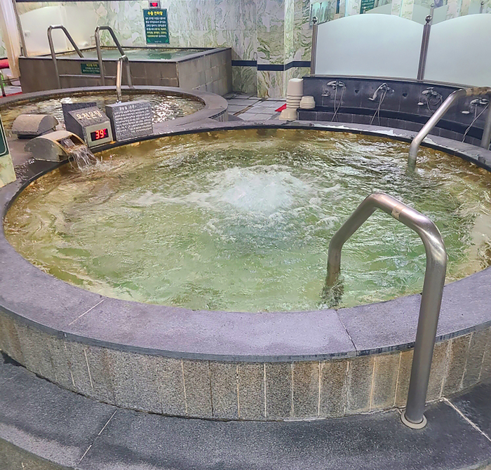 청송군 주왕산온천광광호텔의 솔기온천 내부 모습. 지하 710m에서 솟아나는 100% 천연 온천수를 사용하는 청송 대표 온천 명소다.<주왕산온천관광호텔 제공>