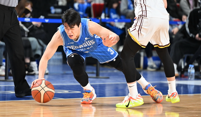 지난 10일 창원 LG와와의 경기에 나선 가스공사 정성우가 돌파를 시도하고 있다. <KBL 제공>