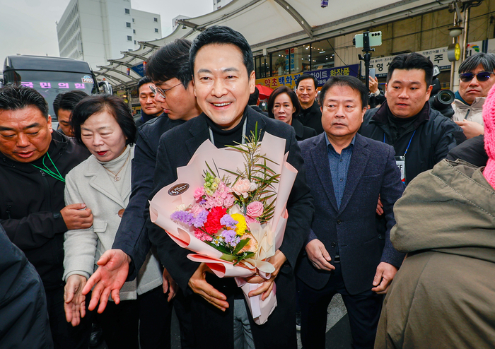 11일 오전 대구 중구 서문시장을 찾은 국민의힘 장동혁 대표가 지지자들에게 꽃다발을 받고 이동하고 있다. 
이윤호기자 yoonhohi@yeongnam.com