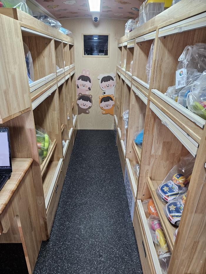 경북도가 운영하는 찾아가는 장난감 도서관 누리빵빵 차량 내부에 장난감이 비치되어 있다. 최미애기자 miaechoi21@yeongnam.com