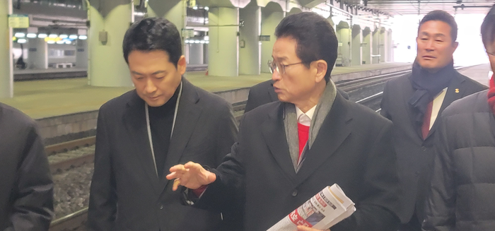 이철우 경북도지사가 11일 동대구역에서 장동혁 국민의힘 당대표를 만나 대구경북(TK) 행정통합 필요성을 설명하고 있다. 이 도지사 손에는 11일자 영남일보가 들려 있다. <경북도 제공>