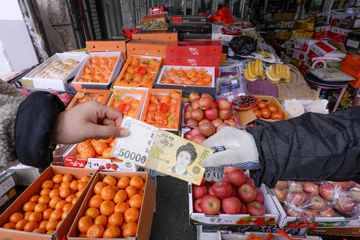 민족 최대의 명절인 설날을 앞둔 10일, 대구 중구 서문시장에서 영남일보 취재진이 차례상에 올릴 제수용품을 구매하고 있다.
이현덕기자 lhd@yeongnam.com