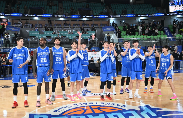 지난 10일 창원 LG를 상대로 승리하며 7연패에서 탈출한 가스공사 선수들이 홈팬들을 향해 인사를 준비하고 있다.<KBL 제공>