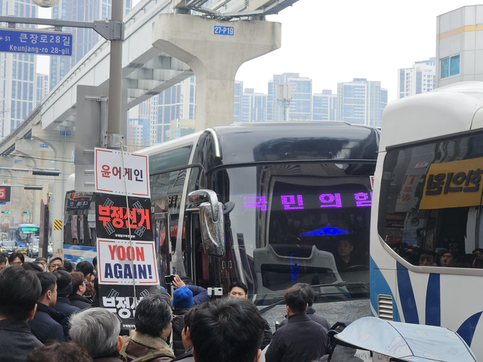 국민의힘 장동혁 대표가 11일 대구 서문시장을 찾은 가운데,  윤어게인 등 피켓을 든 윤석열 전 대통령 지지자들이 탑승 차량에 근접해 구호를 외치고 있다. 서민지기자 mjs858@yeongnam.com