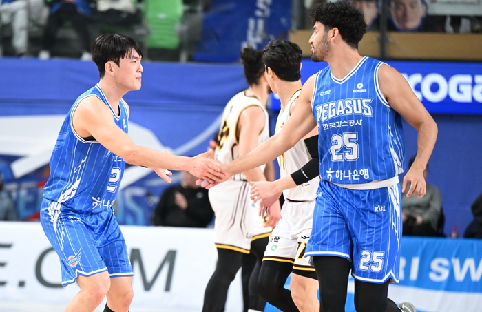 지난 10일 창원 LG와의 경기에 나선 가스공사의 신승민(왼쪽)과 보트라이트가 하이파이브 하고 있다. <KBL 제공>