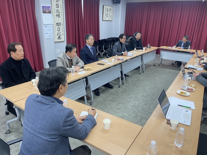 대한주택건설협회 대구시회가 11일 대영레데코에서 주택건설 기반 지역경제 살리기 방안 토론회를 열고, 공급 물량 조절을 위한 강력한 행정지도를 주문했다. 윤정혜 기자