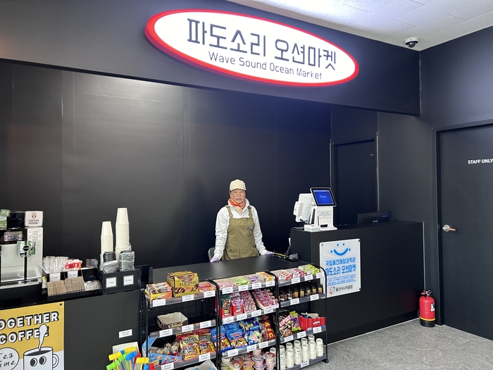 과학관에 김은수시니어가 근무하는 모습.<원형래기자>