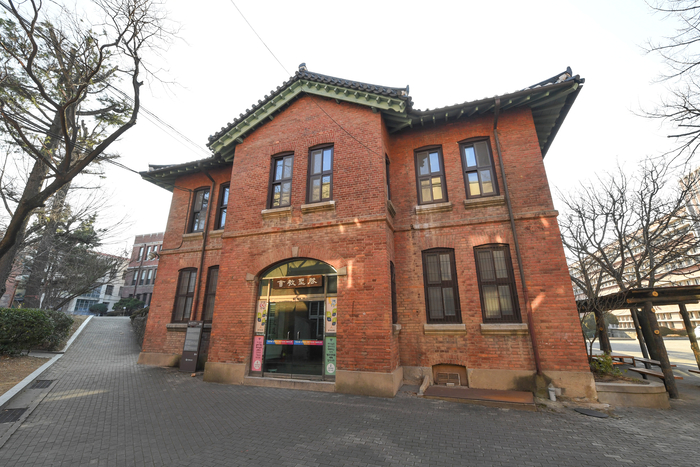 계성학교 맥퍼슨관의 모습.  맥퍼슨관은 사립학교 인가 후 학교공간 확장을 위해 1913년 새로 건립됐다. 설립자인 아담스 선교사의 부친인 맥퍼슨이 기증한 자금으로 마련됐다. 박관영기자 zone5@yeongnam.com