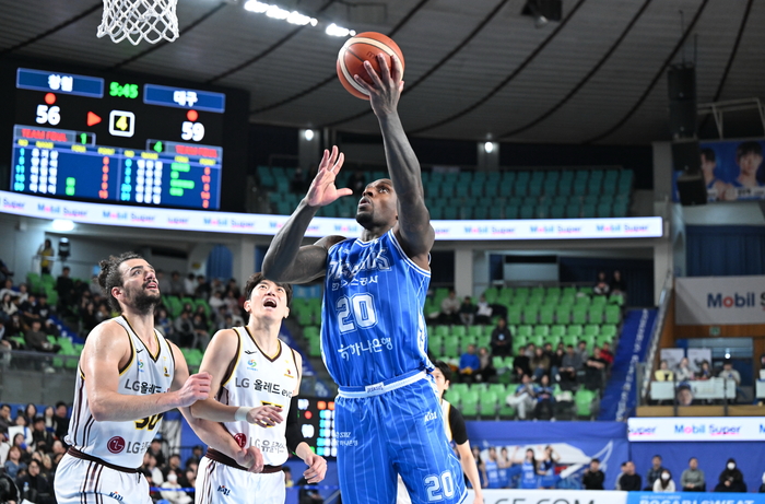 오는 14일 가스공사와 KCC의 경기는 골밑 장악이 승부의 변수가 될 것으로 보인다. 10일 창원 LG와의 경기에서 가스공사의 라건아가 슛을 시도하고 있다.<KBL 제공>
