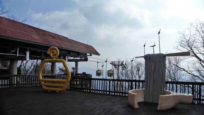 상부 정류장 옆에 대구 시내방향 전망대와 포토 존이 있다. 공중부양 국수 조형물은 솔마루 식당에서 가장 유명한 메뉴인 플라잉 메밀이다.