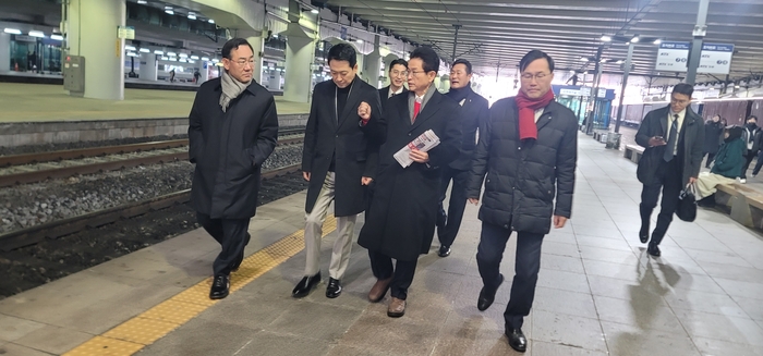 이철우 경북도지사(오른쪽 첫째)가 지난 11일 동대구역에서 장동혁 국민의힘 당대표를 만나 대구경북(TK) 행정통합 필요성을 설명하고 있다. 주호영 국회 부의장(왼쪽 첫째)도 함께한 가운데, 이 도지사의 손에는 11일자 영남일보가 들려 있다. <경북도 제공>