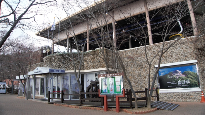 케이블카 정류장은 외벽을 돌로 촘촘히 치장한 모습이다. 알전구를 드리운 키 큰 낙엽수들과 어우러져 복고적인 산장 느낌이 난다.