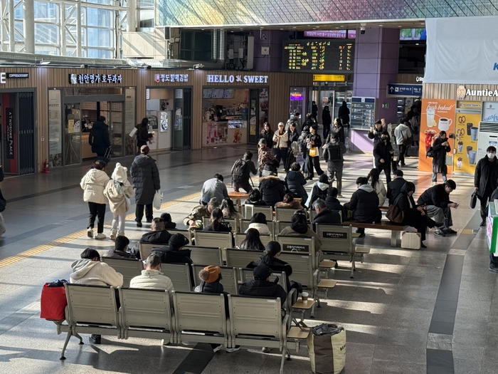 설 연휴를 앞둔 12일 오후 2시쯤 동대구역 대합실. 이날 동대구역 대합실은 이른 귀성·귀경객들로 북적였다. 구경모기자