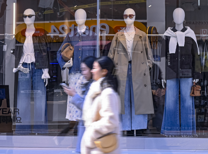 포근한 날씨를 보인 12일 대구 중구 동성로 거리에서 시민들이 봄옷이 전시된 쇼윈도 앞을 지나고 있다. 대구지방기상청은 당분간 낮 최고기온이 9도에서 16도 분포를 보이며 평년보다 온화한 날씨가 이어질 것으로 예보했다.
이현덕기자 lhd@yeongnam.com 