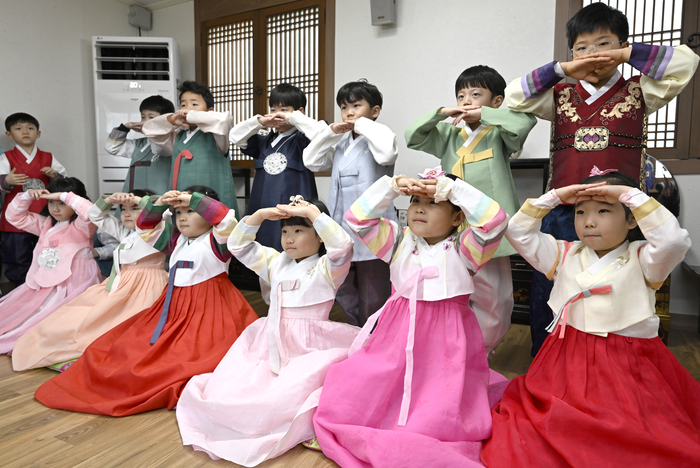 설을 앞둔 12일 오전 대구 북구 대원유치원에서 한복을 차려입은 원생들이 세배하는 법을 배우고 있다. 
이윤호기자 yoonhohi@yeongnam.com·
