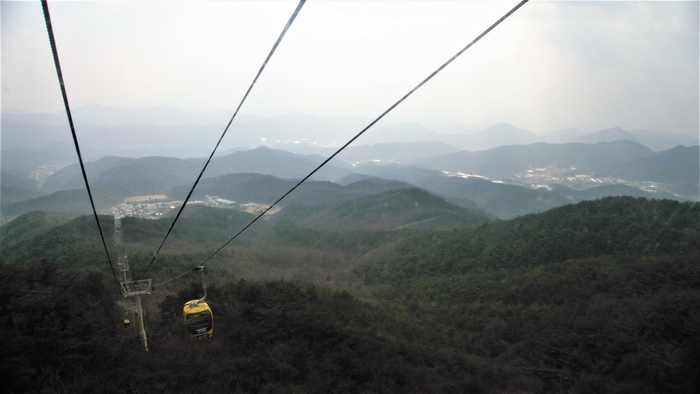 팔공산케이블카는 1985년에 개통했다. 1.2㎞ 선로를 따라 6인승 캐빈 24대가 40초 간격으로 자동 왕복 순환한다.