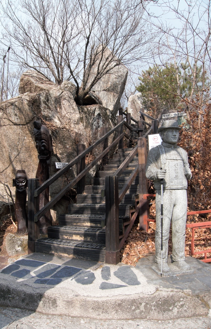 신림봉 정상석을 대신하는 돌아저씨를 지나 오르면 해발820m 전망대다. 이곳에서 동봉으로 길이 이어진다.