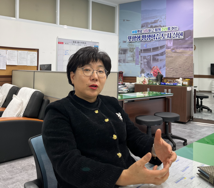 조현미 평생학습원장이 지난 19일 포항시 평색학습원에서 진행된 영남일보와의 인터뷰에 응하고 있다. 김기태 기자