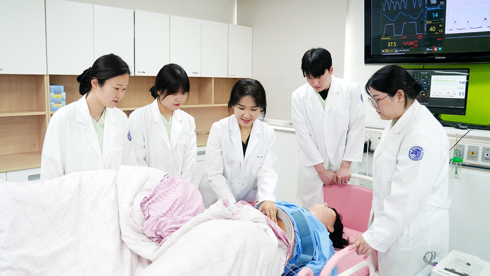 영남이공대 간호학과 학생들이 현장 실습을 하고 있다.<영남이공대 제공>