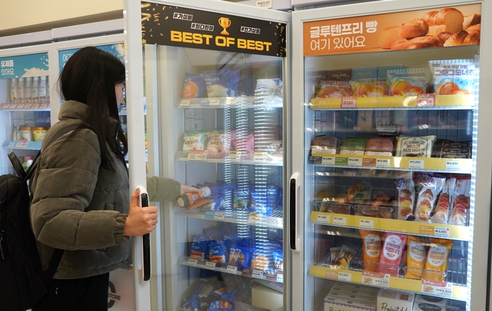 11일 오후 대구 경북대 인근 제로 편의점을 찾은 한 학생이 저당 마카롱을 꺼내고 있다. 박지현기자 lozpjh@yeongnam.com
