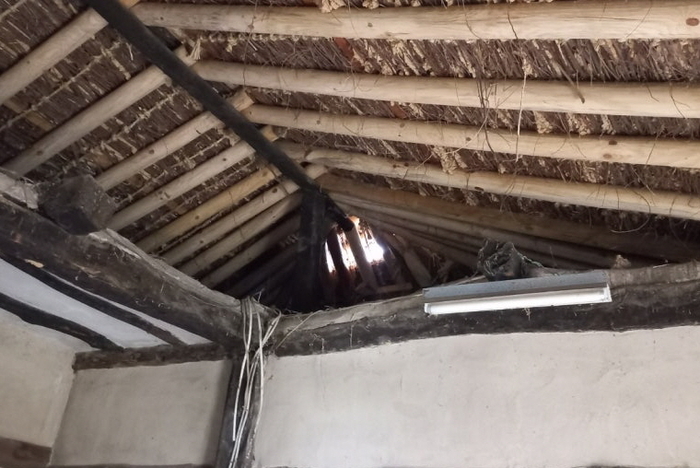 봉화군 소천면 분천리 까치구멍집 내부 더그매 공간과 합각부의 환기구 모습. 황준오기자