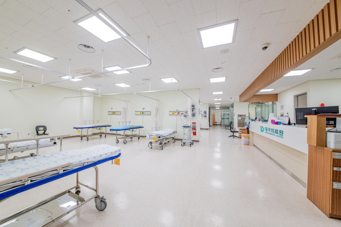 대구의료원 응급실 내부 전경. 환자 이송용 침대와 의료 장비가 정돈돼 있으며, 24시간 운영 체계에 맞춰 진료 공간이 마련돼 있다.<대구의료원 제공>