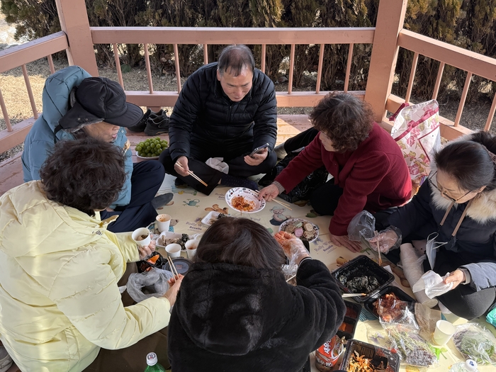 13일 오후 찾은 경북 칠곡군 현대공원묘원에서 설 연휴를 앞두고 이른 성묘를 온 가족들이 봉분 인근 정자에서 싸 온 음식을 나누며 식사를 하고 있다. 구경모기자