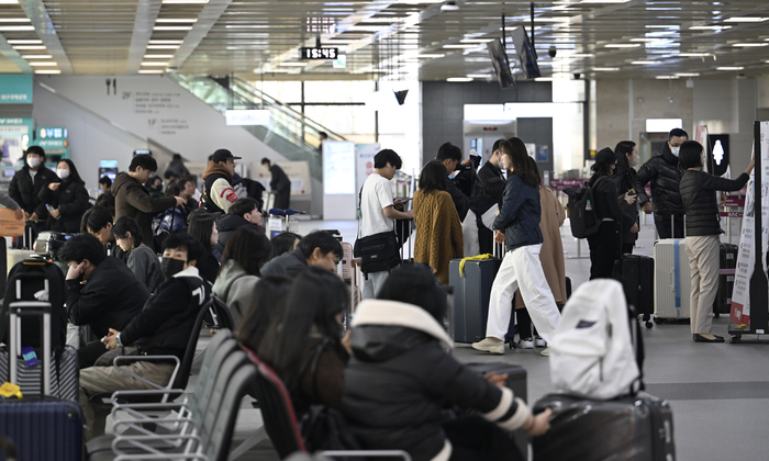 설 연휴를 하루 앞둔 13일 오후 대구 동구 대구국제공항 국제선 터미널이 해외여행을 떠나는 승객들로 북적이고 있다.
이윤호기자 yoonhohi@yeongnam.com
