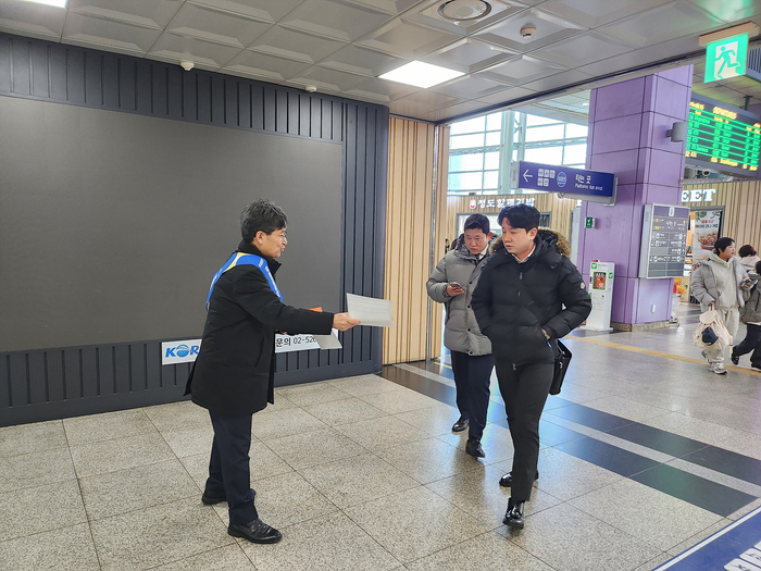 동대구역에서 열린 국립치의학연구원 유치 캠페인에서 정의관(왼쪽) 대구시 미래혁신성장실장 이 역사 이용객에게 홍보 전단을 건네며 대구 유치 필요성을 설명하고 있다. 대구시 제공