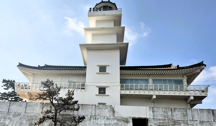 경주 감포 송대말 등대(빛 체험 전시관) 전경. 기와지붕을 얹은 한옥형 건물 위로 등탑이 솟아 있고 등탑 상부는 감은사지 삼층석탑을 떠올리게 하는 층층의 실루엣을 담았다. 장성재기자 blowpaper@yeongnam.com