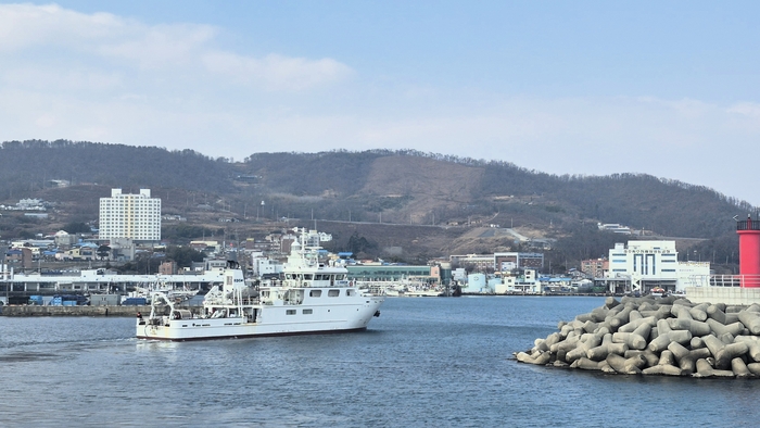 감포항 전경. 방파제의 빨간 등대와 테트라포드 너머로 선박이 항내를 오가고 뒤편으로 감포 시가지와 항만 시설이 이어져 있다. 장성재기자 blowpaper@yeongnam.com