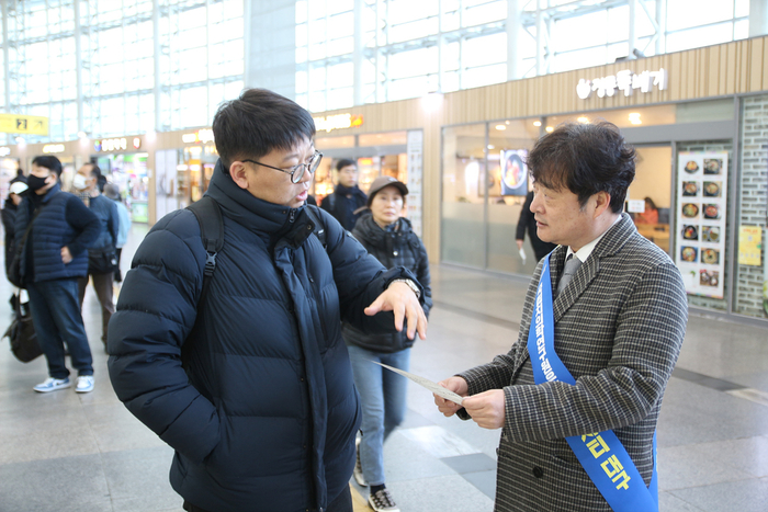 동대구역에서 열린 국립치의학연구원 유치 캠페인에서 박세호(오른쪽) 대구시치과의사회장이 시민에게 홍보 전단을 건네며 연구원 대구 유치의 필요성을 설명하고 있다. 대구시 제공