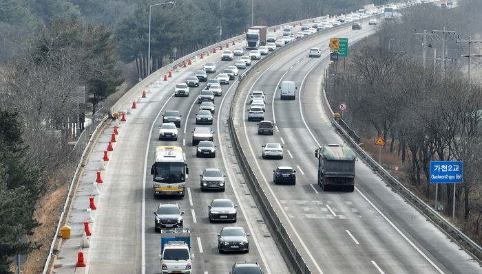 설 연휴 첫날인 14일 오전 경북 칠곡군 중앙고속도로 상행선이 귀성차량들로 정체로 빚고 있다.
이윤호기자 yoonhohi@yeongnam.com
