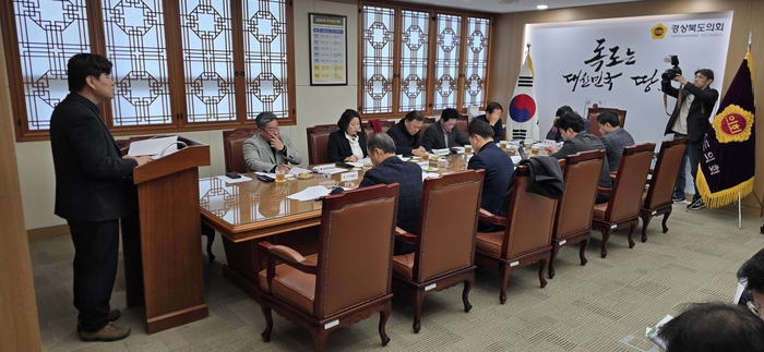 경북도의회가 14일 의장실에서 TK 행정통합 추진 관련 연석회의를 열고 추진 상황을 공유하고 있다. 피재윤 기자