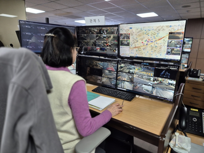 지난 13일 대구 남구에 있는 CCTV통합관제센터에서 한 관제요원이 모니터를 응시하고 있다. 이승엽기자