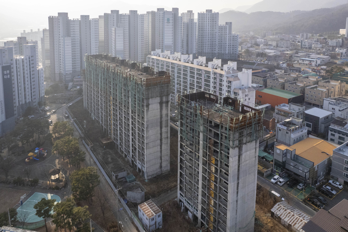 2003년 공정률 60% 수준에서 공사가 중단된 북삼 JK아파트를 드론으로 촬영한 모습. 지상 15층, 247세대 규모의 건물은 이후 장기간 방치됐다. <마준영 기자>