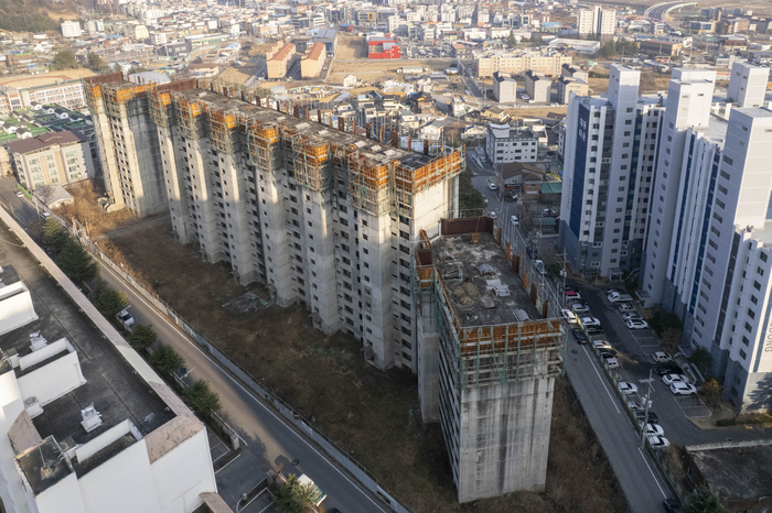 2003년 공정률 60% 수준에서 공사가 중단된 북삼 JK아파트를 드론으로 촬영한 모습. 지상 15층, 247세대 규모의 건물은 이후 장기간 방치됐다. <마준영 기자>