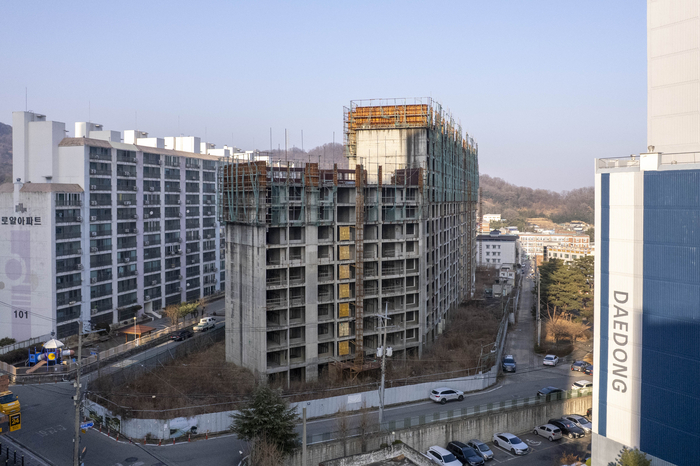 2003년 공정률 60% 수준에서 공사가 중단된 북삼 JK아파트를 드론으로 촬영한 모습. 지상 15층, 247세대 규모의 건물은 이후 장기간 방치됐다. <마준영 기자>