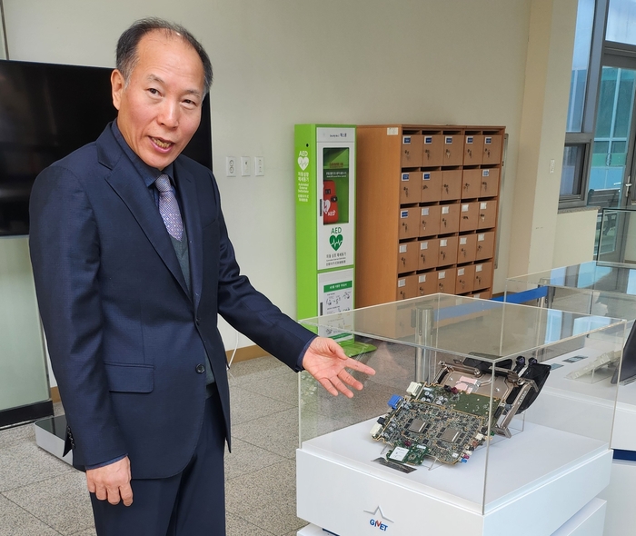 이상훈 원장이 자동차 전장부품 회로판에 대해 브리핑하고 있다.<유시용 기자>