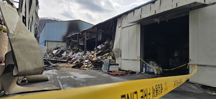 16일 오전 9시 2분쯤 경북 안동시 일직면 한 정미 공장에서 불이 났다. 경찰과 소방당국이 화재 조사를 위해 현장을 통제하고 있다. 피재윤 기자