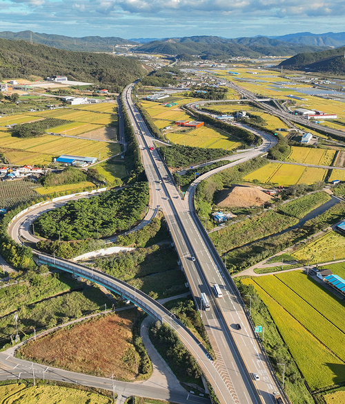 대구와 포항을 잇는 대구~포항고속도로가 시원하게 쭉 뻗어 있다. <영남일보DB>