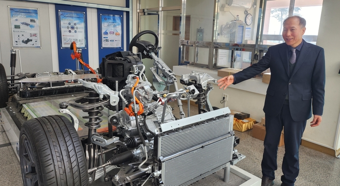 이상훈 원장이 자동차 임베디드 기술에 대해 설명하고 있다,<유시용 기자>