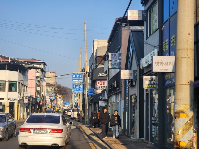 예천군이 올 상반기 전선지중화 사업을 마무리 할 효자로 오른쪽 구간은 전신주에 전깃줄이 어지럽게 걸려있다 . <장석원기자 history@yeongnam.com