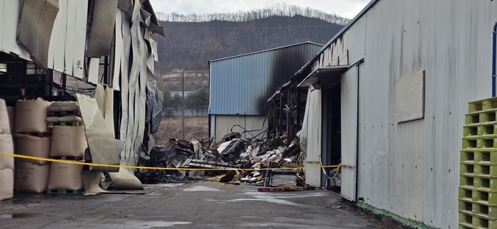 16일 오전 9시 2분쯤 경북 안동시 일직면 한 정미 공장에서 불이 났다. 경찰과 소방당국이 화재 조사를 위해 현장을 통제하고 있다. 피재윤 기자