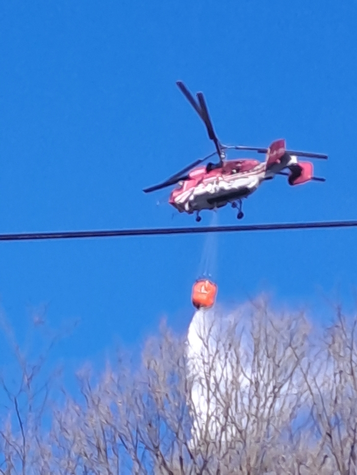 17일 경북 문경시 농암면 지동리 일원에서 발생한 산불 현장에 투입된 산불진화 헬기가 강풍 속에서도 공중에서 물을 투하하며 불길 확산을 막기 위한 진화 작업을 벌이고 있다. <강남진 기자>