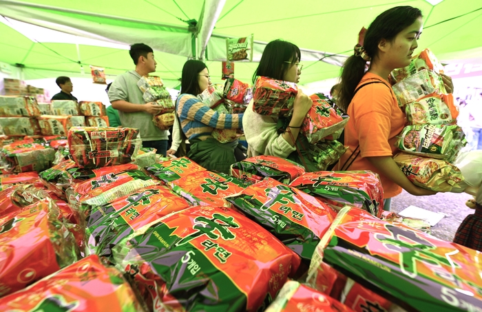구미라면축제를 찾은 시민들이 라면을 구매하기 위해 대기하고 있다. 영남일보 DB